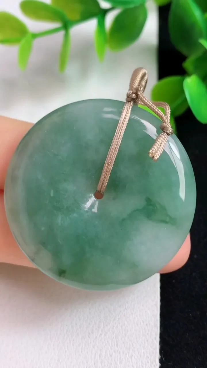 天然A货翡翠平安扣吊坠，尺寸39-6，重量:18.85g
5月6日