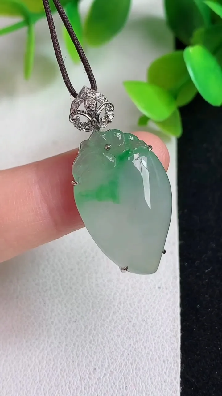 天然A货翡翠福瓜吊坠，尺寸24-15.2-7.4，重量:4.82g
5月6日