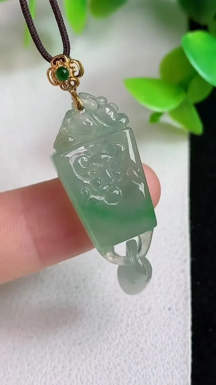 天然A货翡翠仿古牌吊坠，尺寸38.4-11.8-5.4，重量:4.50g
5月6日