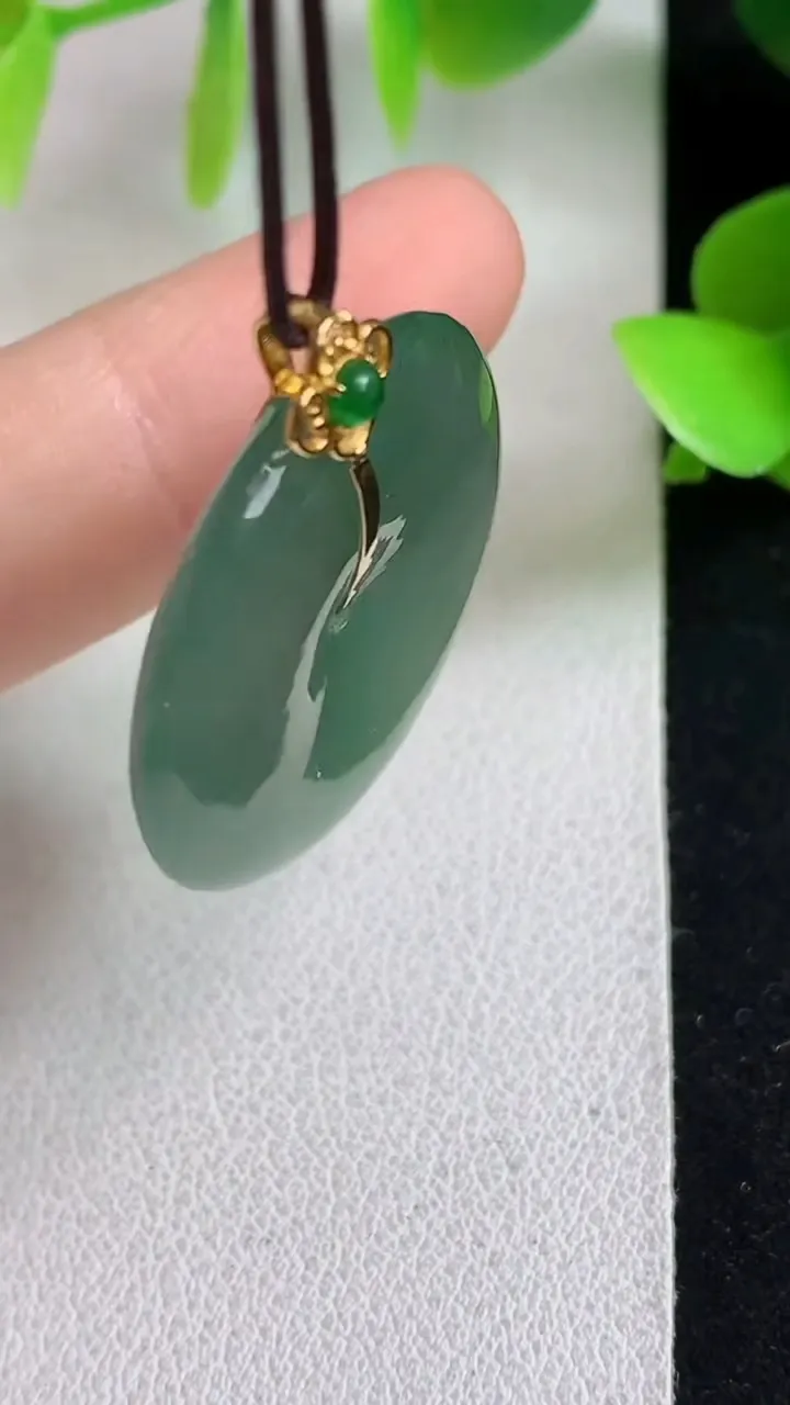天然A货翡翠平安扣吊坠，尺寸26.4-5，重量:7.64g
5月6日
