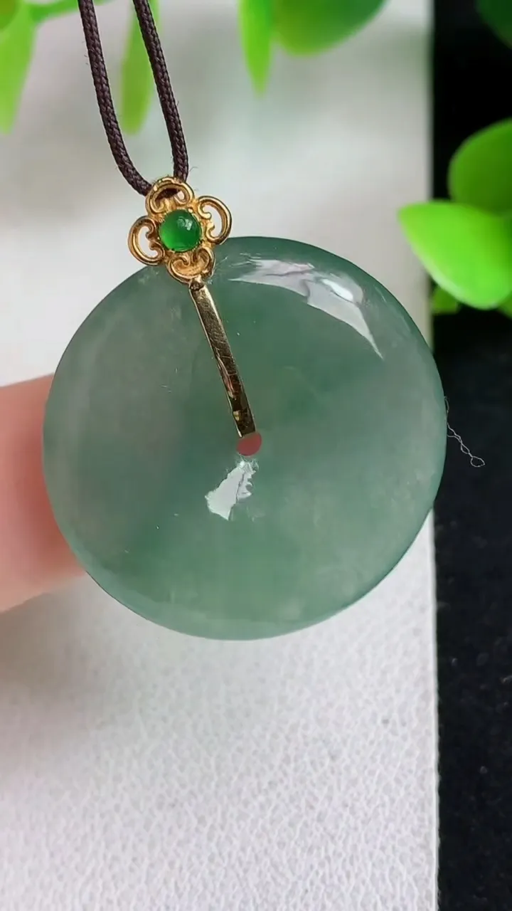 天然A货翡翠平安扣吊坠，尺寸26.4-5，重量:7.64g
5月6日
