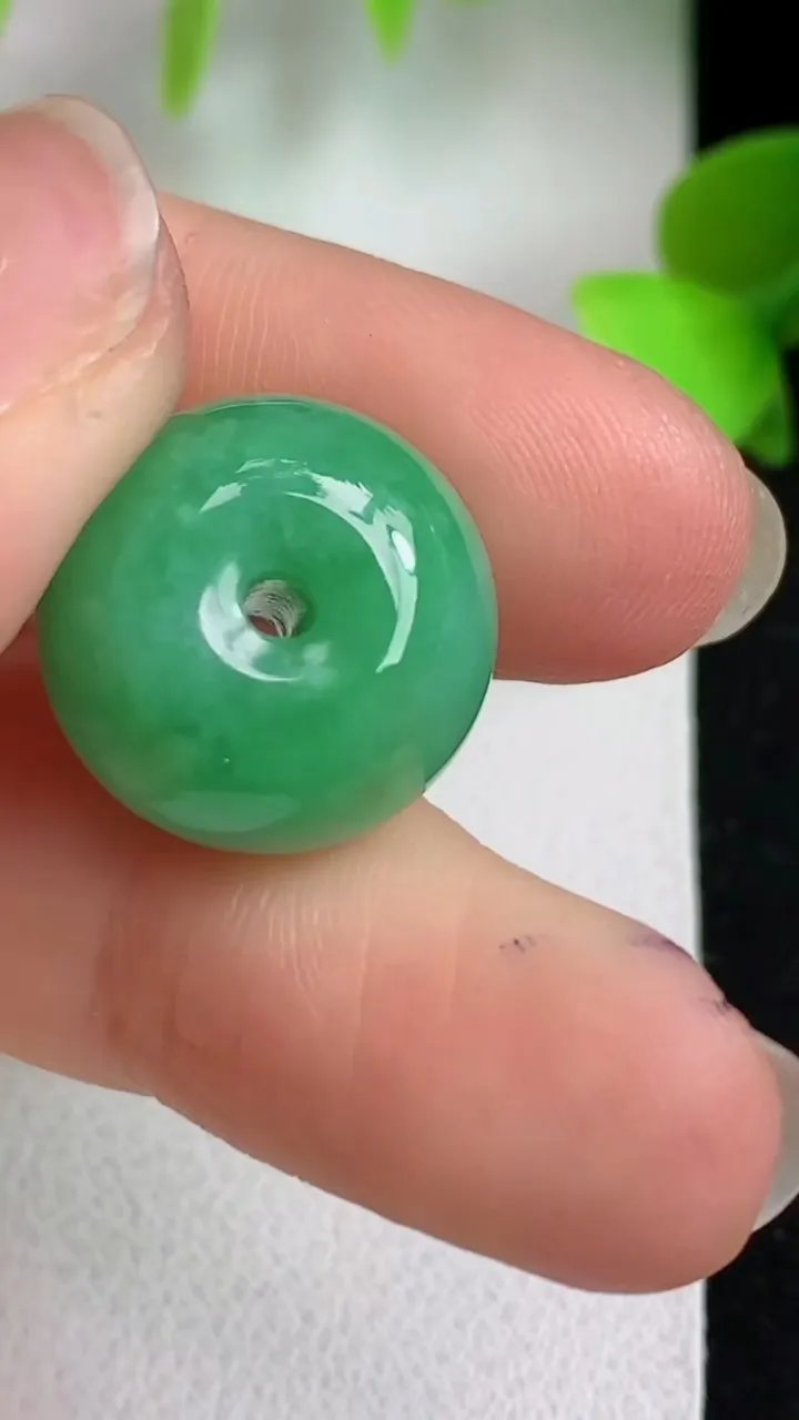 天然A货翡翠路路通吊坠，尺寸16-12，重量:6.00g
5月6日