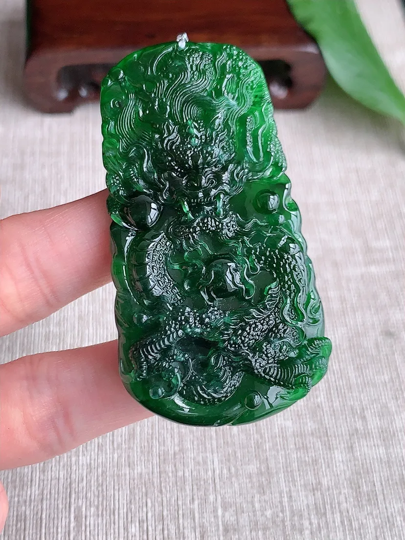 天然A货翡翠满色龙牌吊坠尺寸62.8×33.5×8.8m量27.00g 0504