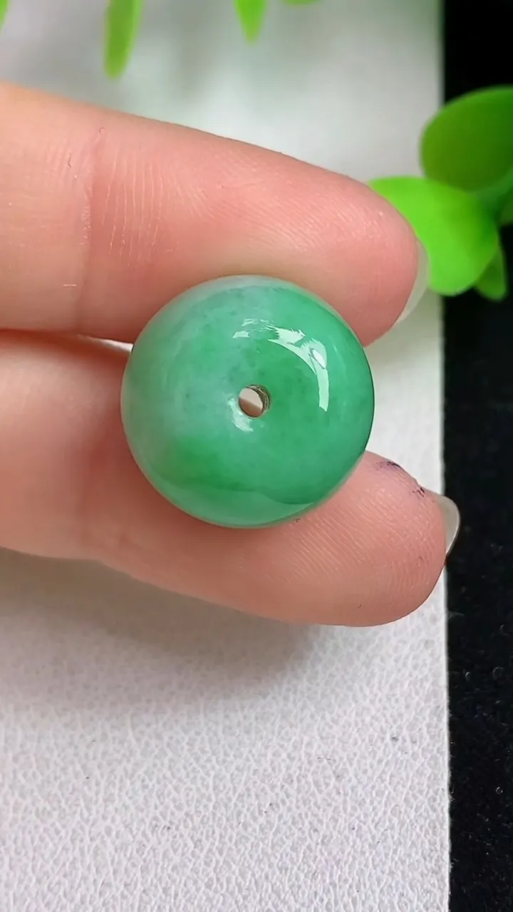 天然A货翡翠路路通吊坠，尺寸16-12，重量:6.00g
5月6日