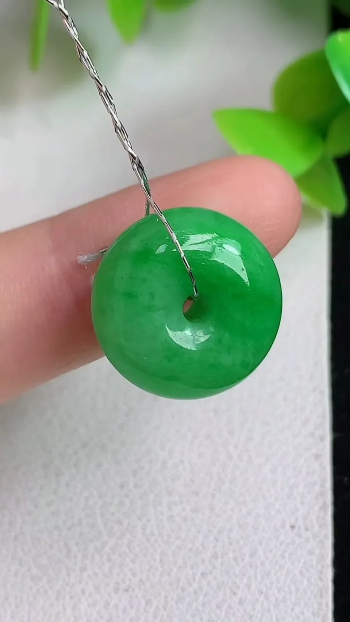 天然A货翡翠路路通吊坠，尺寸16-8，重量:4.22g
5月6日