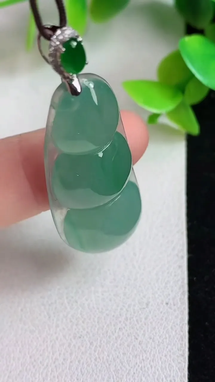 天然A货翡翠福豆吊坠，尺寸38.5-16-6.3，重量:6.66g
5月6日