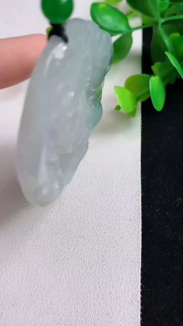 天然A货翡翠飘花龙牌吊坠，尺寸56-48-6.2，重:31.13g
5月6日