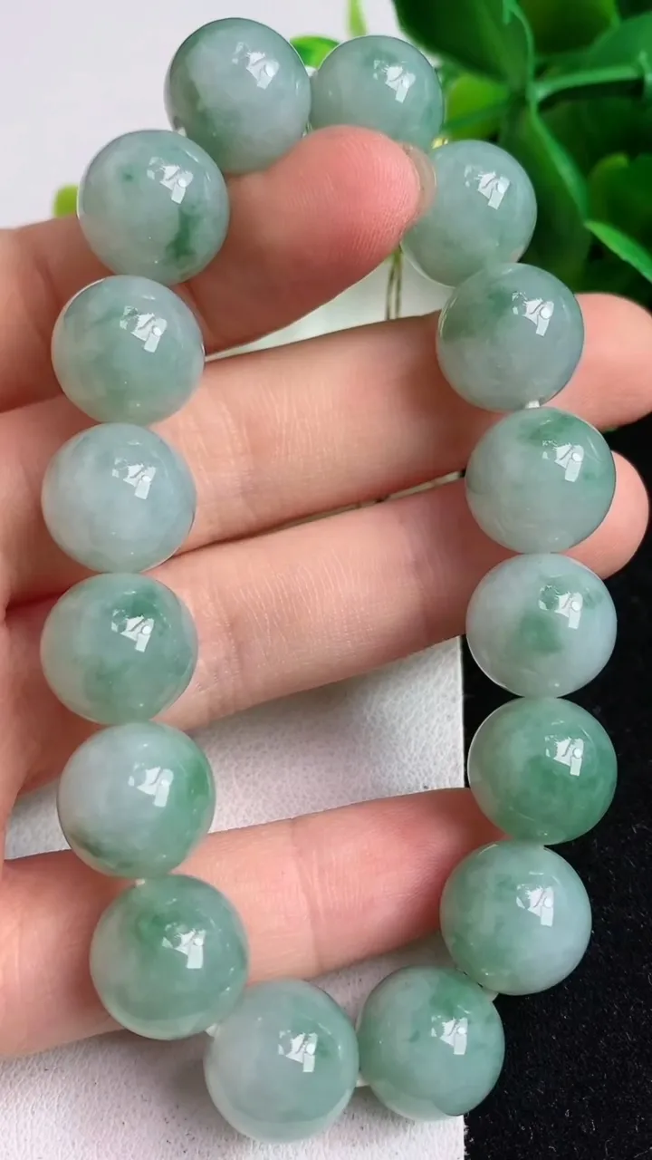 天然A货翡翠货飘花圆珠手串16颗，尺寸12.5，重量:53.55g5月6日
工厂直销收藏佳品,种好水足，色泽均匀，有种有色，上手高大气！