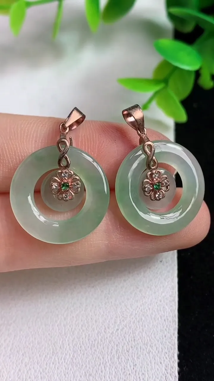 天然A货翡翠母子平安扣吊坠一对，尺寸19.2-2.8，重:3.69g
5月7日