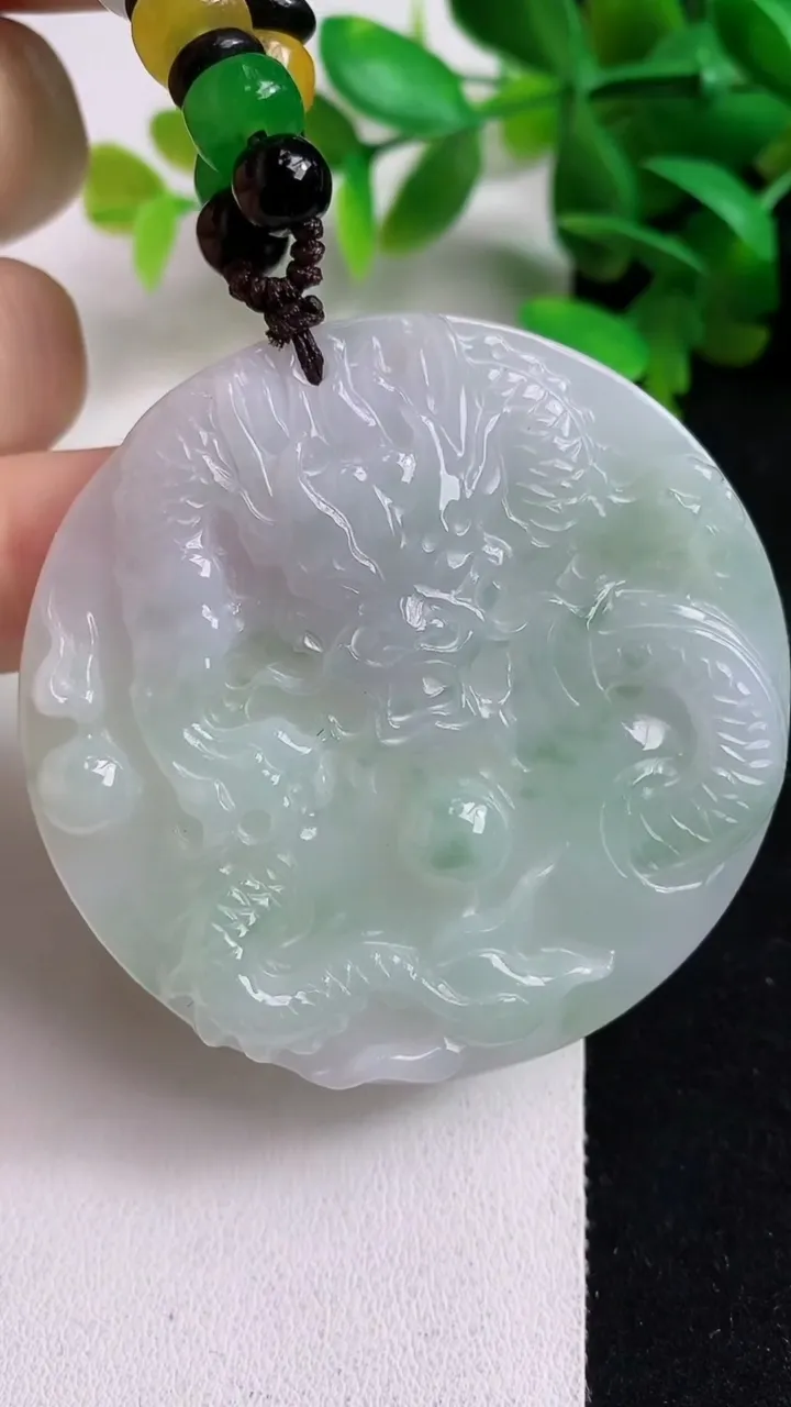 天然A货翡翠龙牌吊坠，尺寸55-6.9，重:32.58g
5月7日