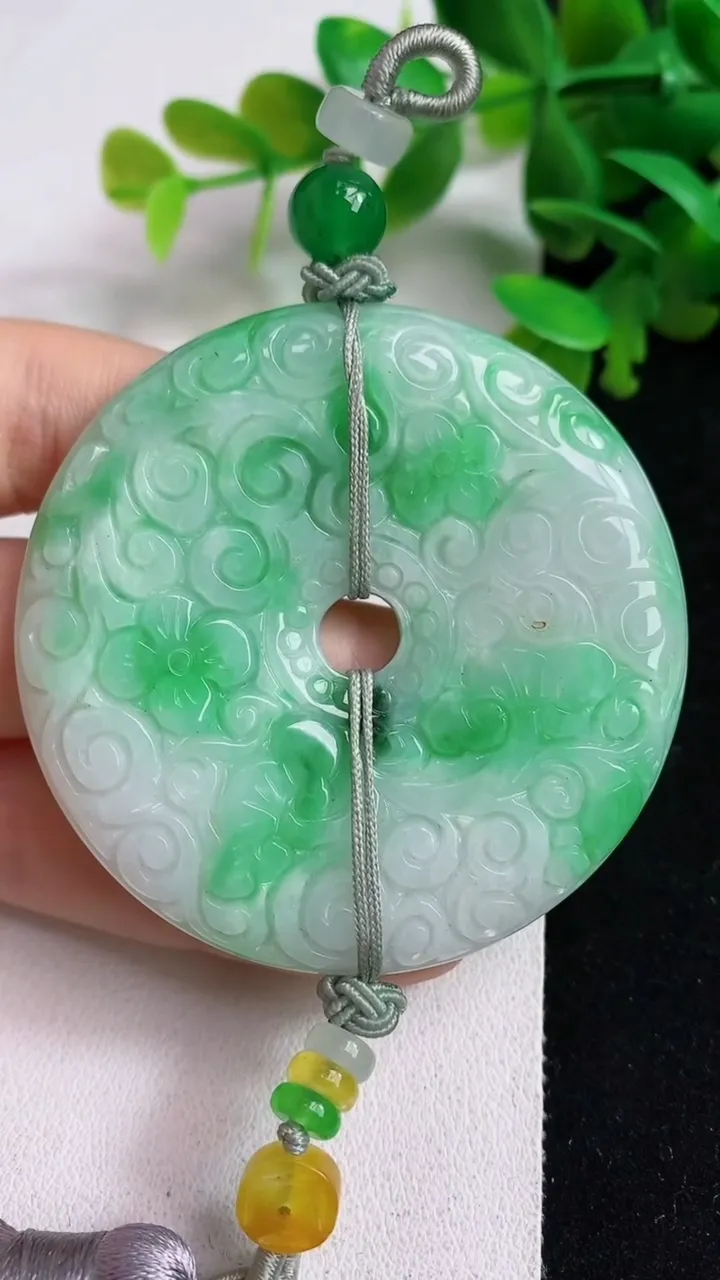 天然A货翡翠雕花平安扣挂件，尺寸55.6-7，重:54.29g
5月7日