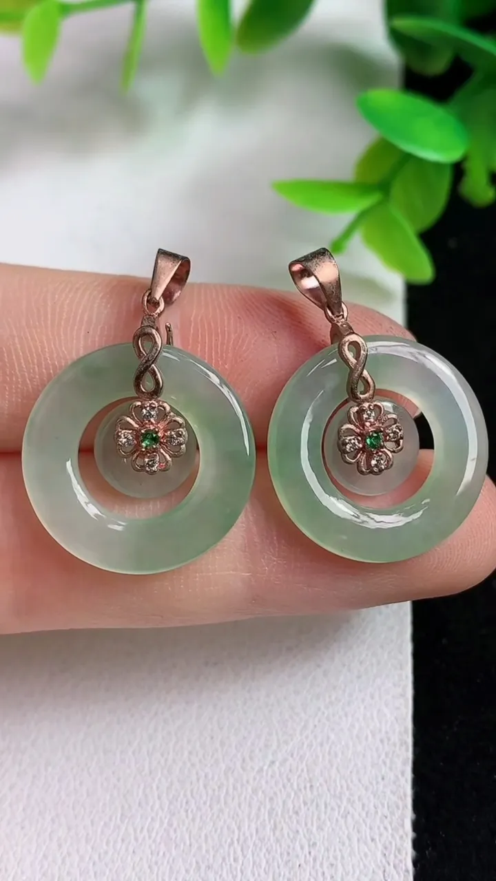 天然A货翡翠母子平安扣吊坠一对，尺寸19.2-2.8，重:3.69g
5月7日