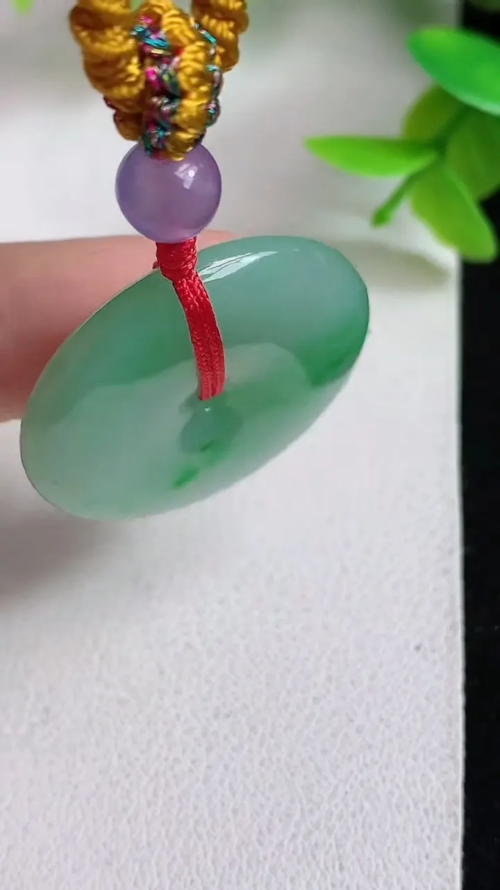 天然A货翡翠平安扣吊坠，尺寸29-5.9，重:10.40g
5月7日