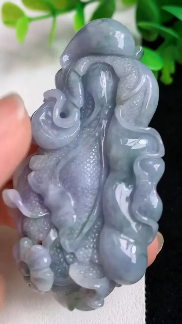 天然A货翡翠紫罗兰 飘花白菜吊坠，尺寸69-35-11.5，重:44.01g
5月7日