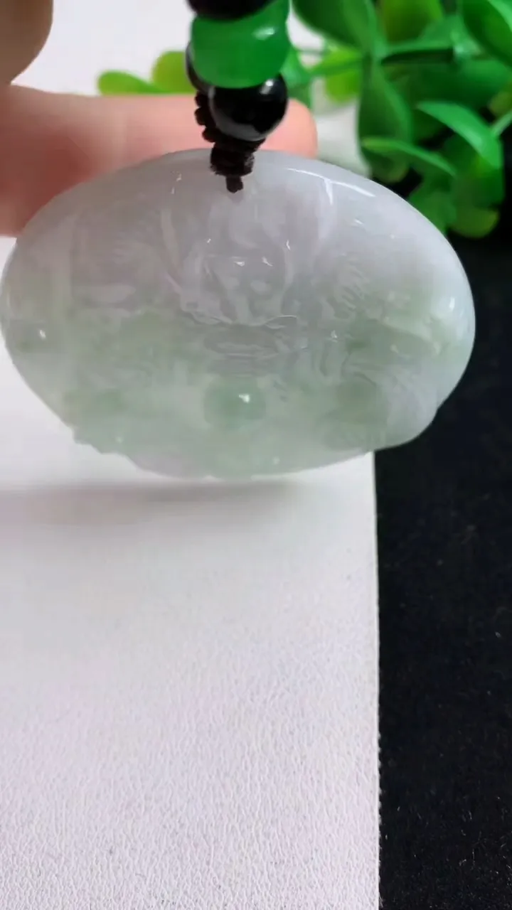 天然A货翡翠龙牌吊坠，尺寸55-6.9，重:32.58g
5月7日