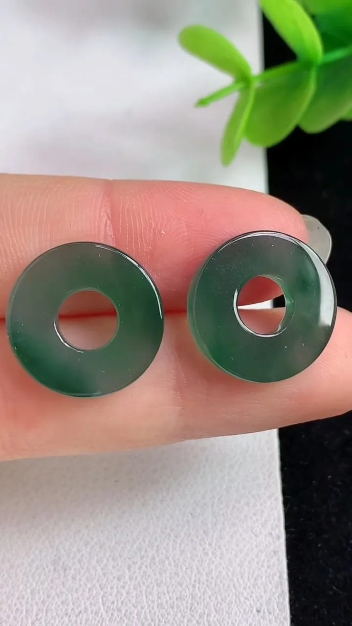 天然A货翡翠蓝水平安环吊坠一对，尺寸16.7-3，重量:4.10g
5月7日