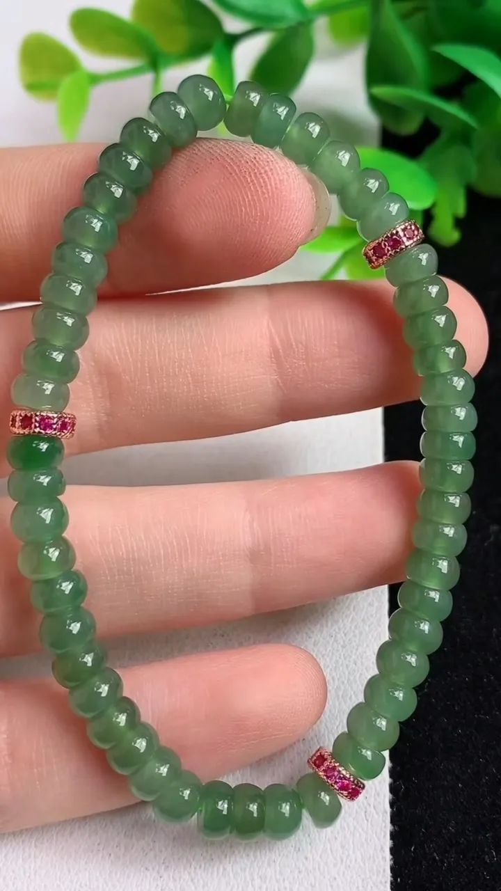 天然A货翡翠算盘珠手串50颗，尺寸5.6，重:11.94g5月7日
工厂直销收藏佳品,种好水足，色泽均匀，有种有色，上手高大气！