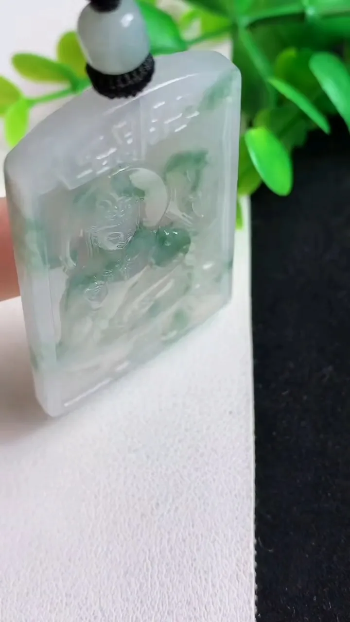 天然A货翡翠飘花普贤菩萨吊坠，尺寸57-37.3-5，重量:30.00g
5月7日