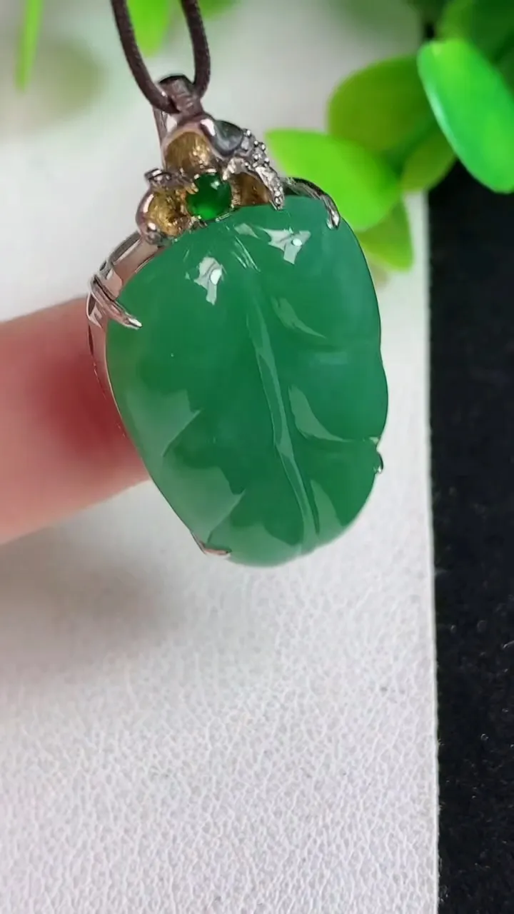 天然A货翡翠金枝玉叶 叶子吊坠，尺寸28.3-18-8.2，重量:8.51g
5月7日