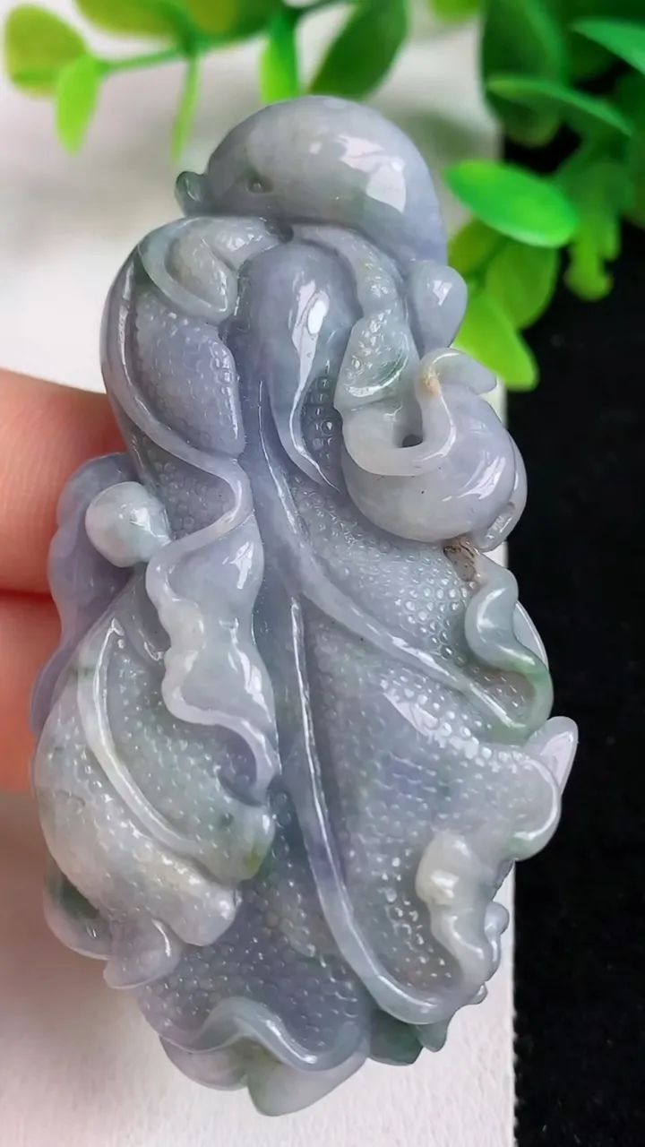 天然A货翡翠紫罗兰 飘花白菜吊坠，尺寸69-35-11.5，重:44.01g
5月7日