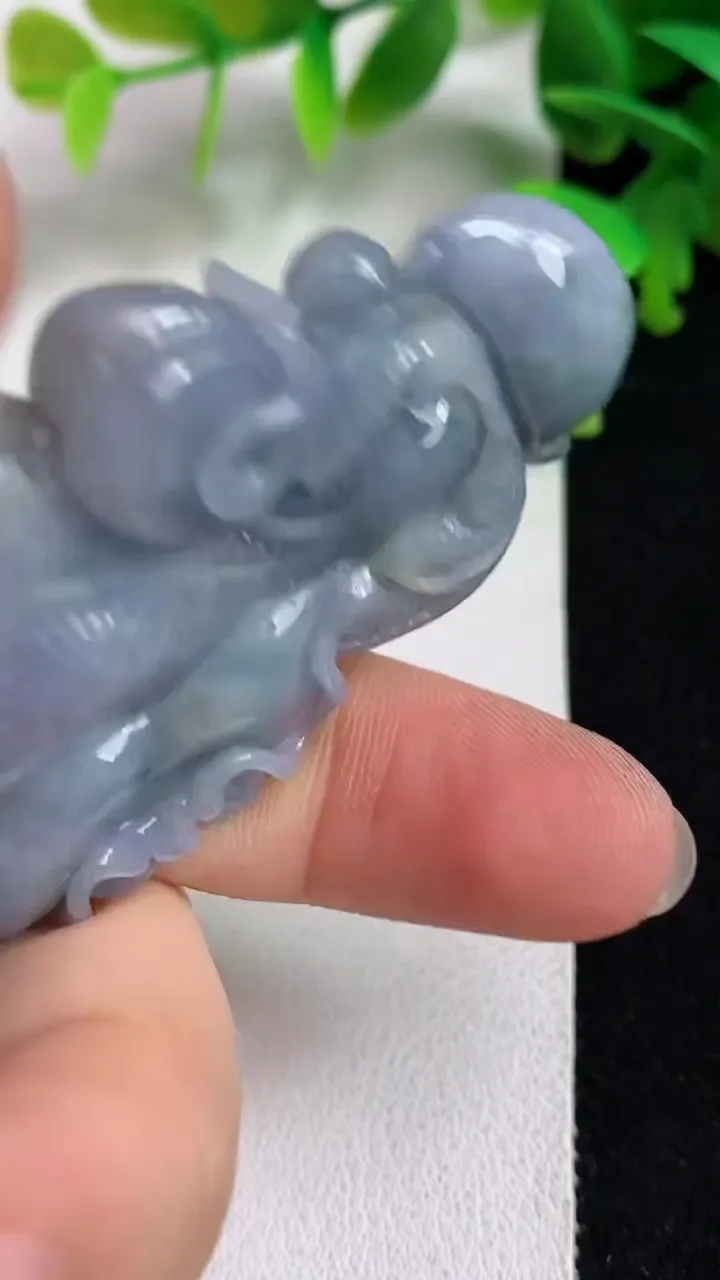 天然A货翡翠紫罗兰 飘花白菜吊坠，尺寸69-35-11.5，重:44.01g
5月7日