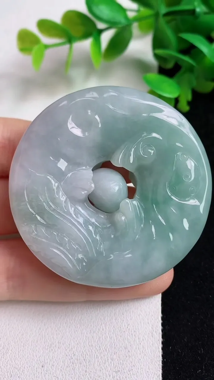 天然A货翡翠龙凤呈祥吊坠，尺寸51.7-11.7，重:59.06g
5月7日