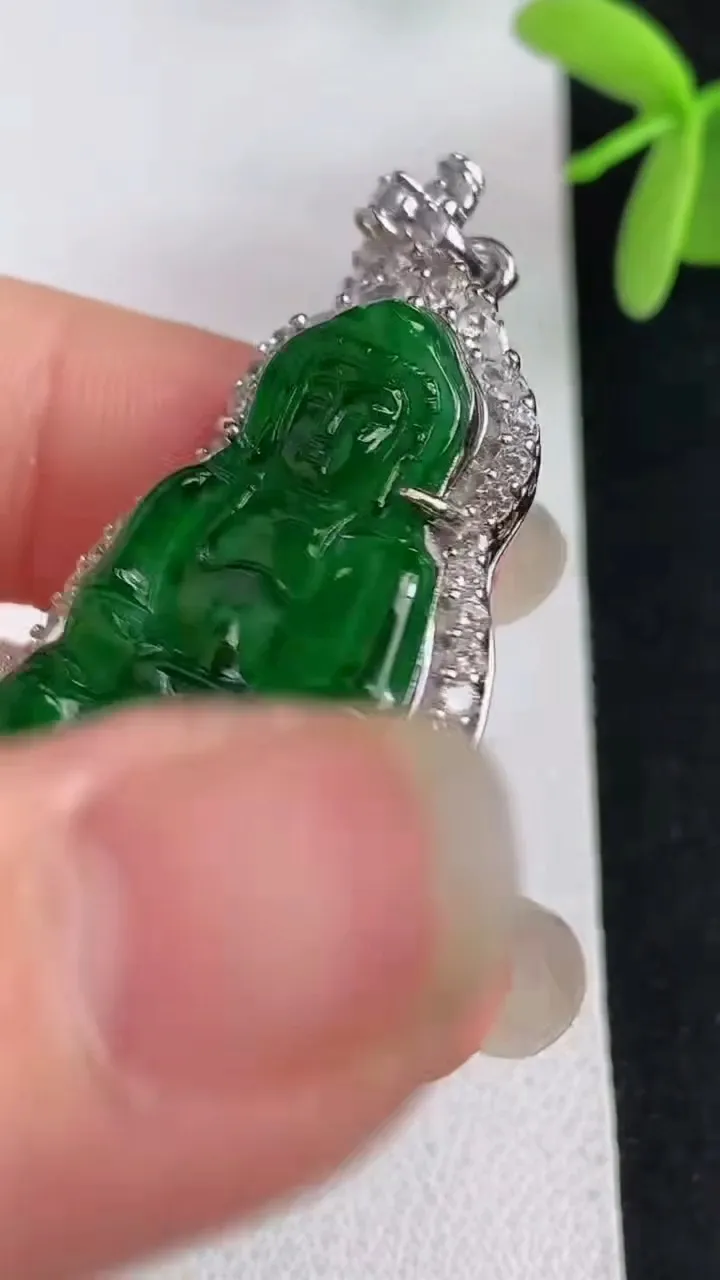 天然A货翡翠观音菩萨吊坠，尺寸43.8-23-9，裸石30.5-16.6，重量:8.85g
5月7日