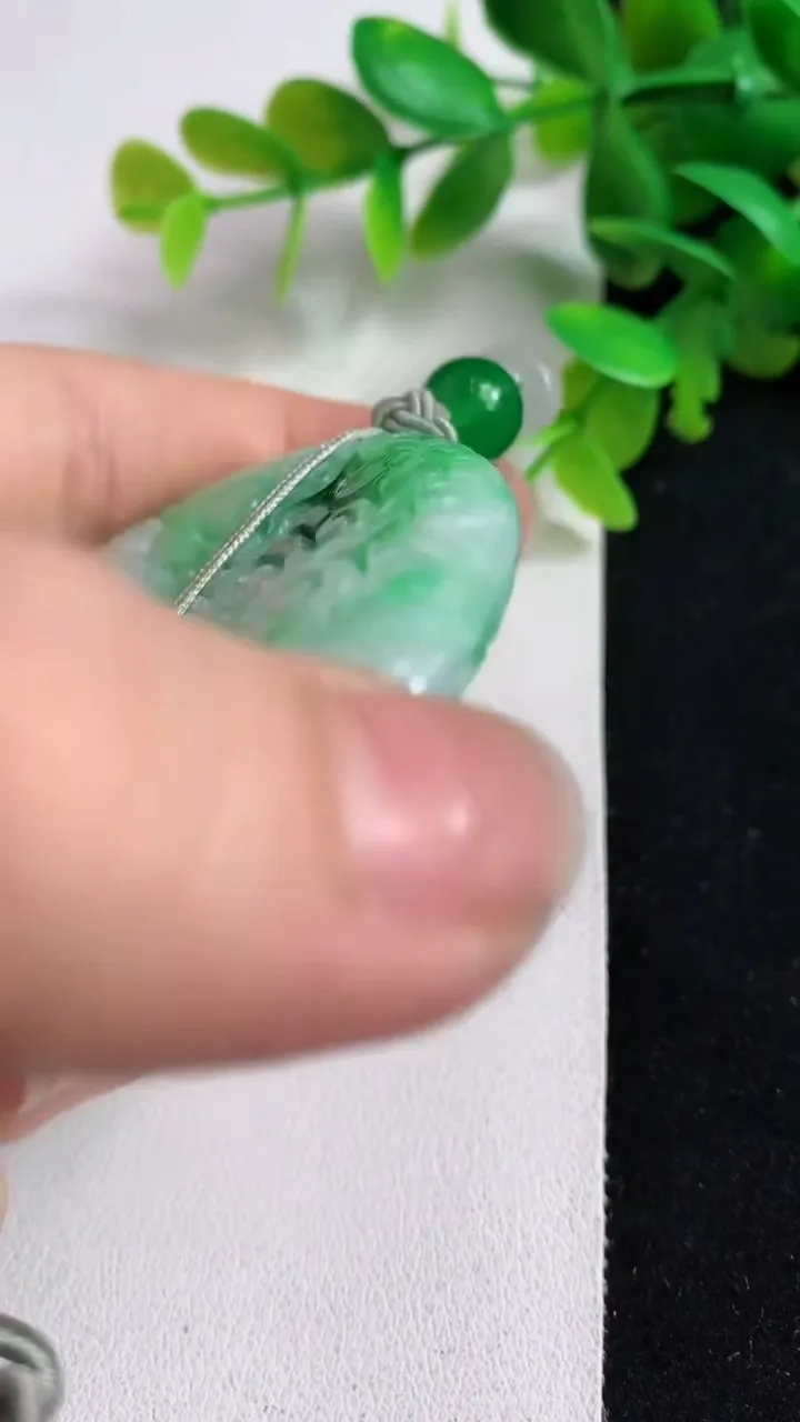 天然A货翡翠雕花平安扣挂件，尺寸55.6-7，重:54.29g
5月7日