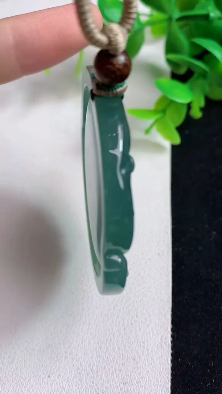 天然A货翡翠蓝水千手观音吊坠，尺寸50-6.5，重:33.70g
5月7日