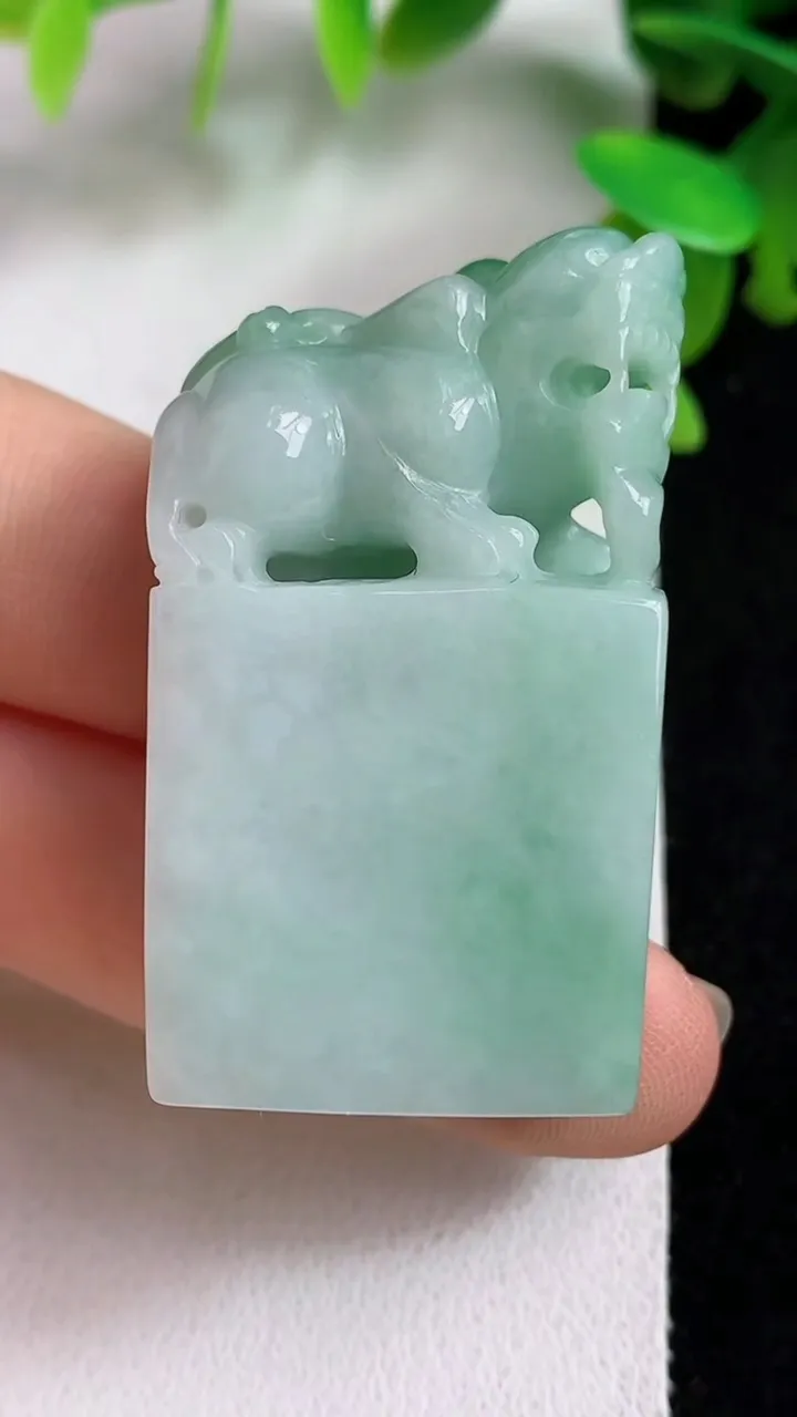 天然A货翡翠貔貅印章，尺寸42.5-24.2-12，重:31.49g
5月7日