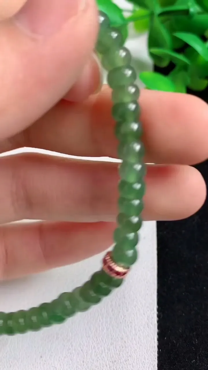 天然A货翡翠算盘珠手串50颗，尺寸5.6，重:12.05g5月7日
工厂直销收藏佳品,种好水足，色泽均匀，有种有色，上手高大气！