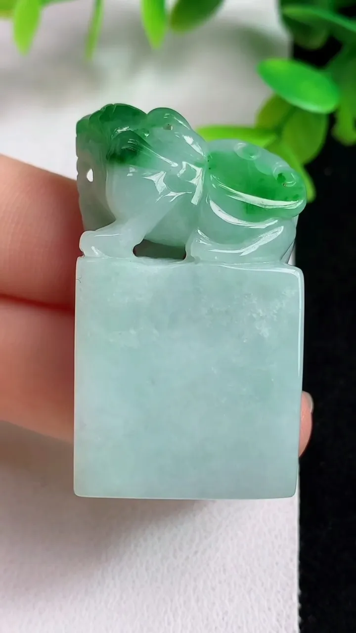天然A货翡翠貔貅印章，尺寸42.5-24.2-12，重:31.49g
5月7日