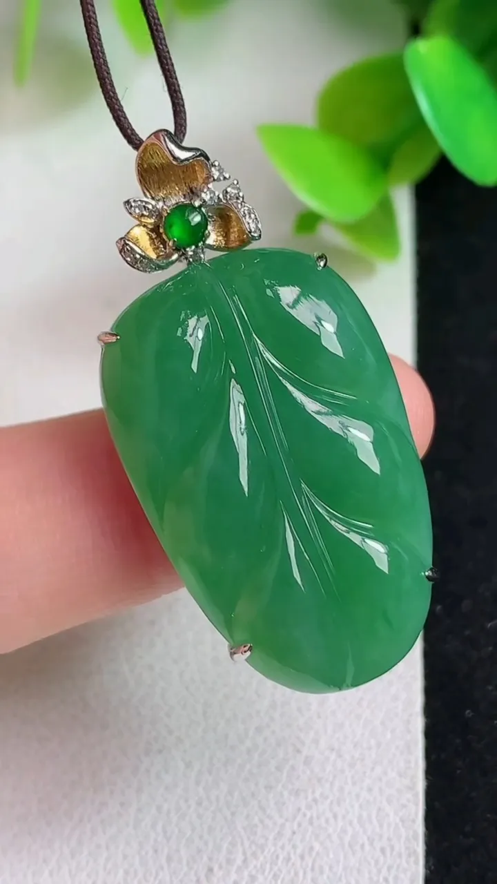 天然A货翡翠金枝玉叶 叶子吊坠，尺寸28.3-18-8.2，重量:8.51g
5月7日
