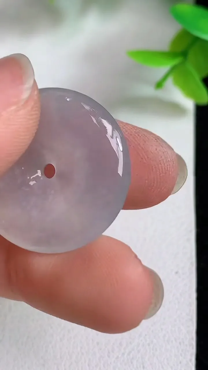 天然A货翡翠白冰平安扣吊坠，尺寸24.6-5.1，重:6.30g
5月7日