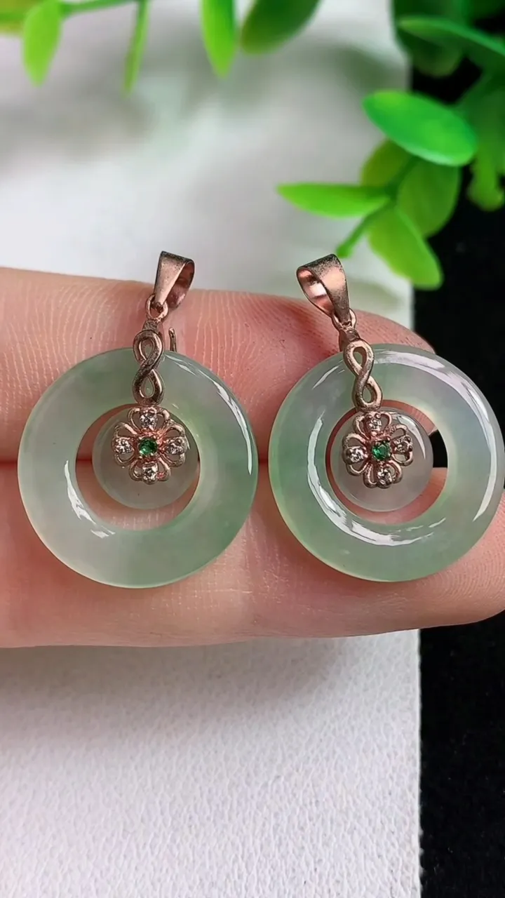 天然A货翡翠母子平安扣吊坠一对，尺寸19.2-2.8，重:3.69g
5月7日