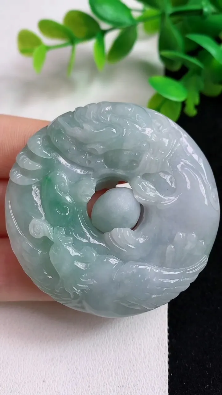 天然A货翡翠龙凤呈祥吊坠，尺寸51.7-11.7，重:59.06g
5月7日