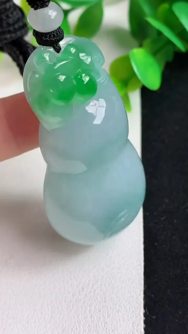 天然A货翡翠葫芦吊坠，尺寸52.4-26.8-12.7，重量:36.15g
5月7日