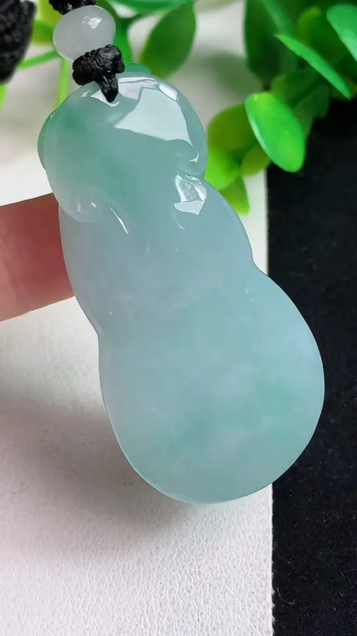 天然A货翡翠葫芦吊坠，尺寸52.4-26.8-12.7，重量:36.15g
5月7日