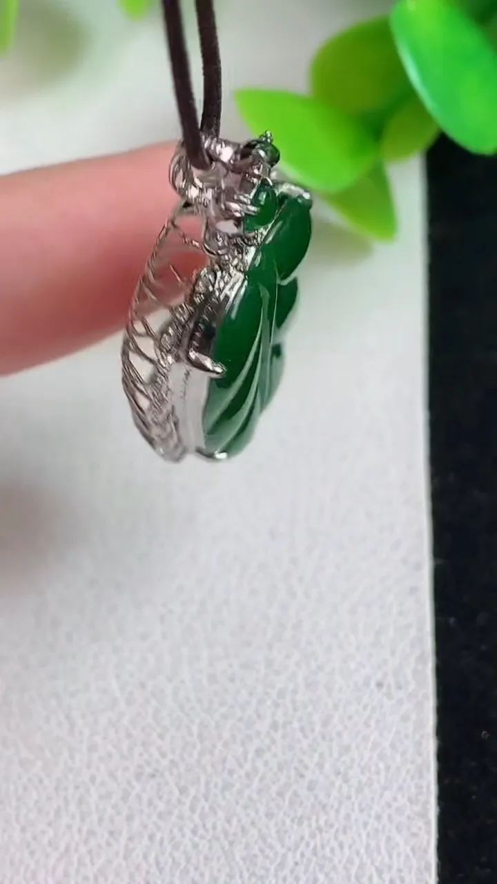 天然A货翡翠金枝玉叶 叶子吊坠，尺寸34-17.6-7.2，裸石21-14.5，重量:3.33g
5月7日
