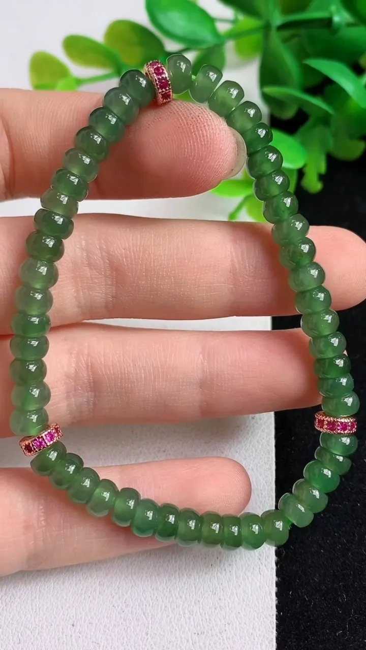 天然A货翡翠算盘珠手串50颗，尺寸5.6，重:12.05g5月7日
工厂直销收藏佳品,种好水足，色泽均匀，有种有色，上手高大气！