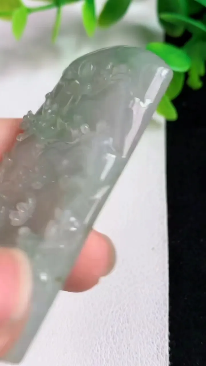 天然A货翡翠山水牌吊坠，尺寸65-39-6.8，重:33.88g
5月7日