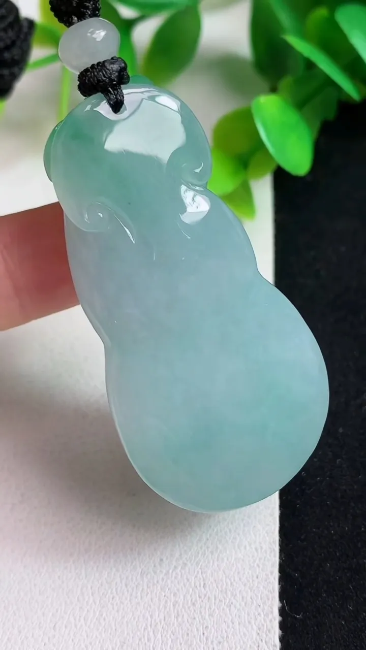 天然A货翡翠葫芦吊坠，尺寸52.4-26.8-12.7，重量:36.15g
5月7日