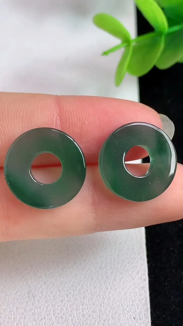 天然A货翡翠蓝水平安环吊坠一对，尺寸16.7-3，重量:4.10g
5月7日