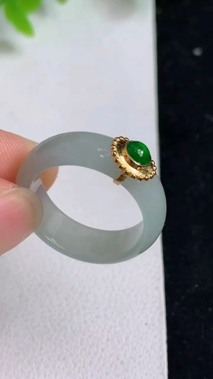 天然A货翡翠白冰指环戒指，尺寸18.5-7-2.8，重量:4.22g2025年5月8日
工厂直销收藏