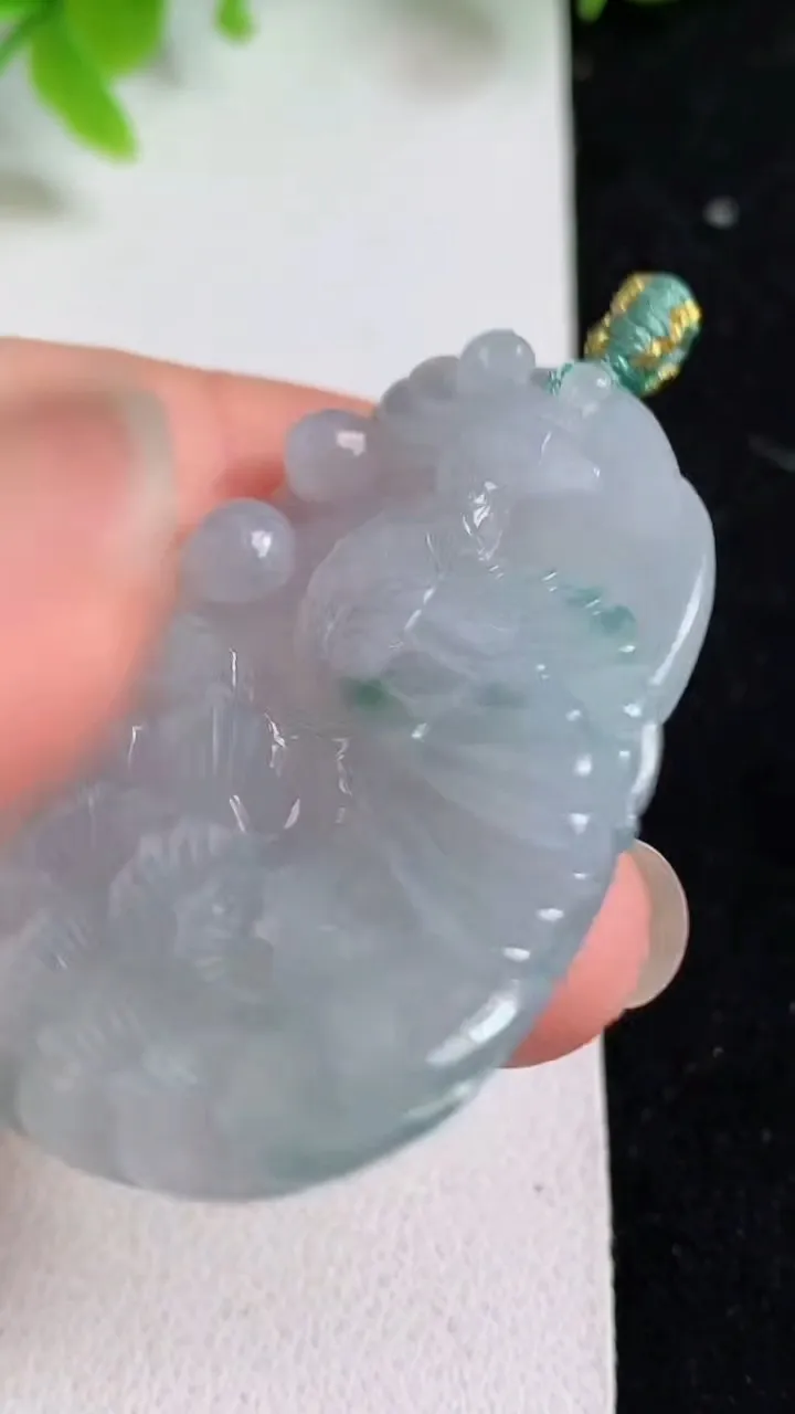 天然A货翡翠飘花凤凰吊坠，尺寸42-29.5-6.3，重量:15.50g
5月8日