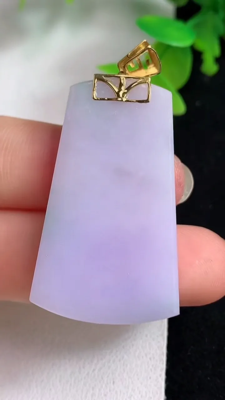 天然A货翡翠k金春带彩 紫罗兰无事牌吊坠，尺寸37.4-22.5-5.7，重量:13.76g
5月8日