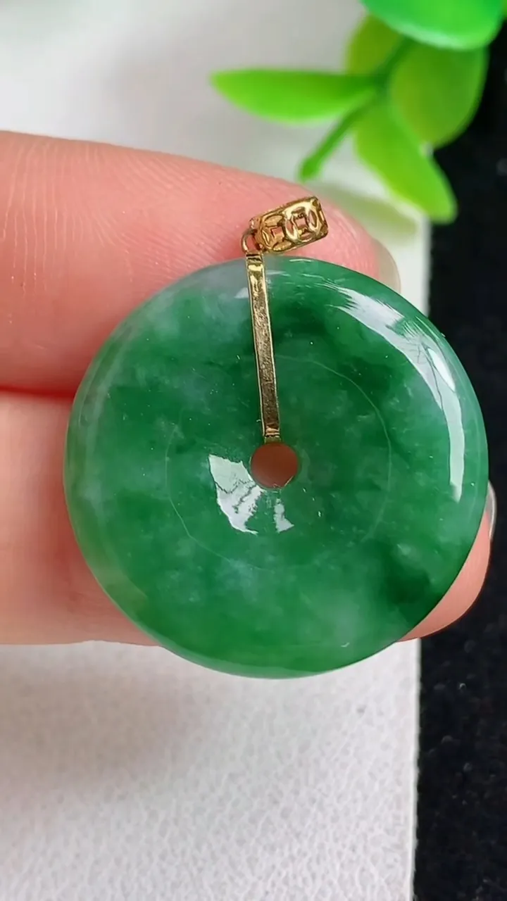 天然A货翡翠平安扣吊坠，尺寸23.5-3.7，重量:4.36g
5月8日