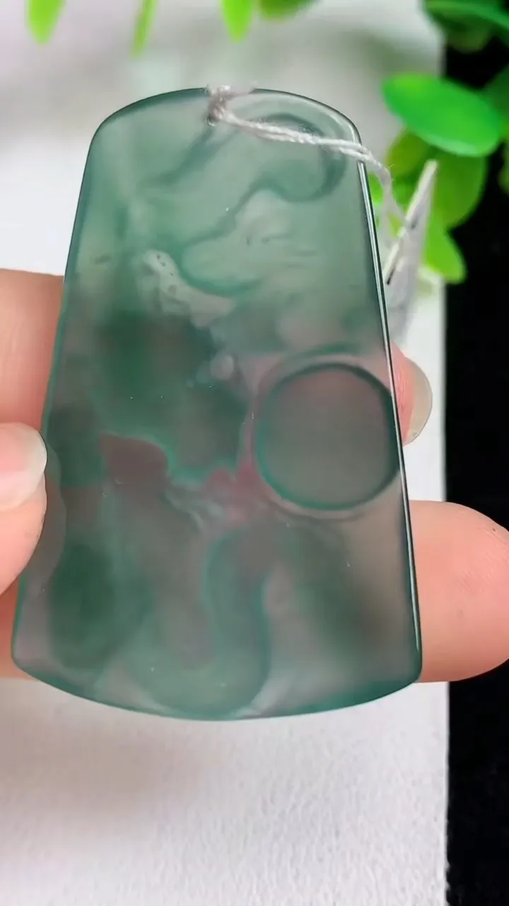 天然A货翡翠蓝水龙牌吊坠，尺寸44-27.6-3.3，重量:8.13g
5月8日