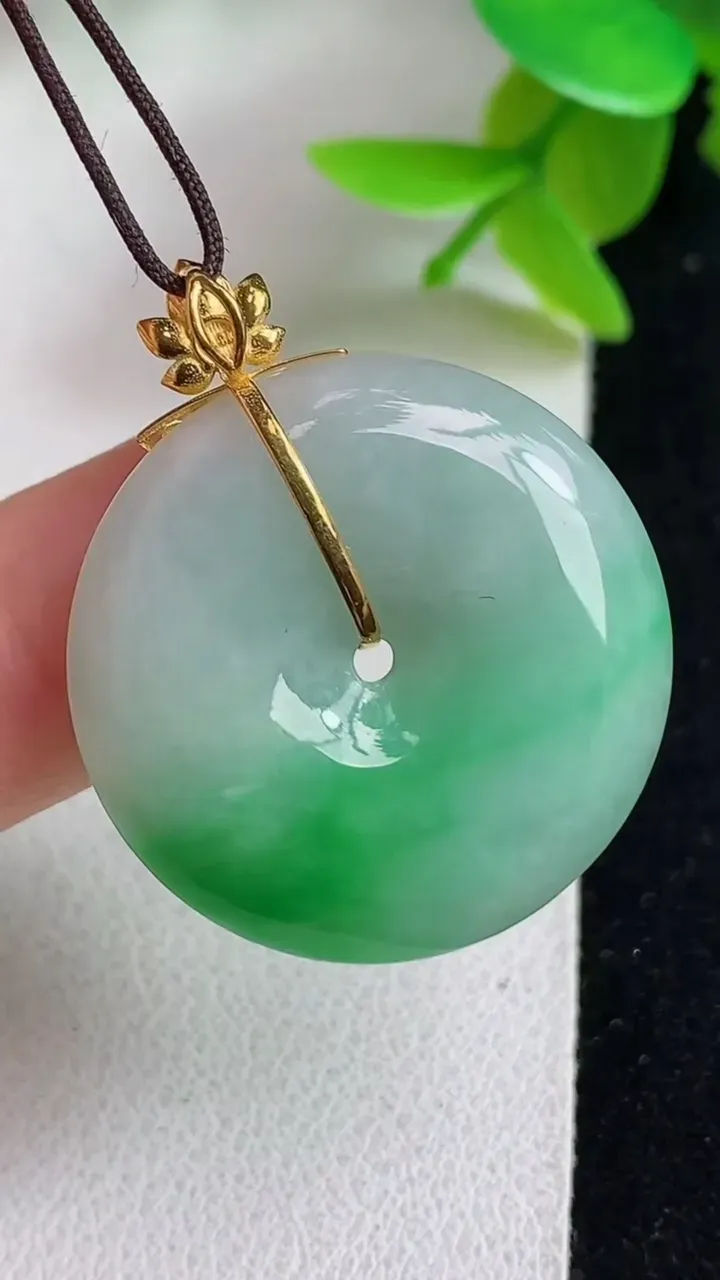 天然A货翡翠平安扣吊坠，尺寸26-5.5，重量:7.65g
5月8日