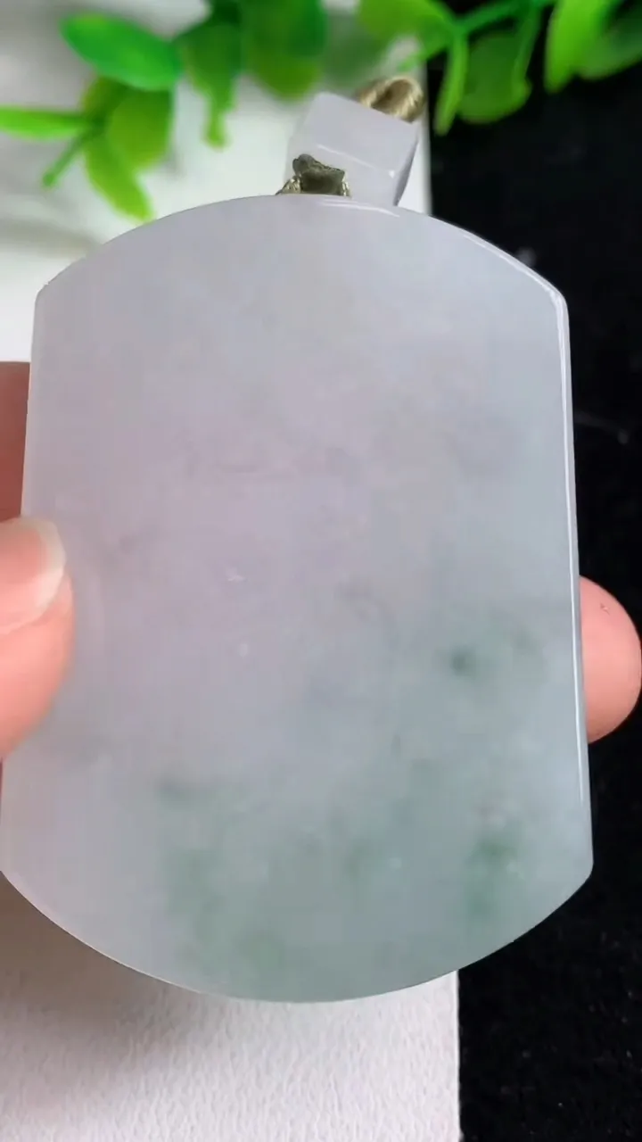 天然A货翡翠飘花无事牌吊坠，尺寸52.8-38.8-6，重量:37.32g
5月8日